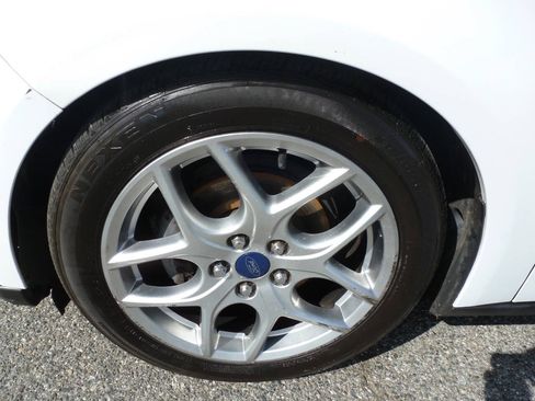 Used 2015 Ford Focus SE w/ Equipment Group 201A FWD image 12