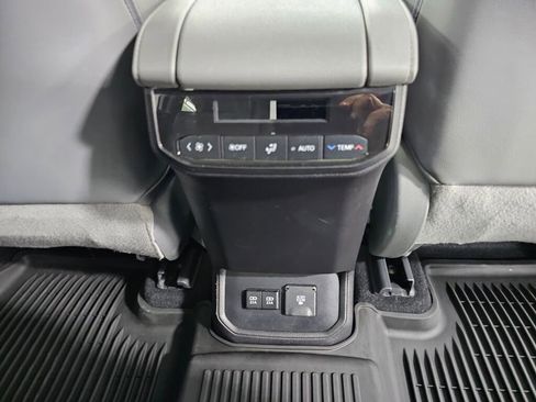 Used 2021 Toyota Highlander Limited image 11