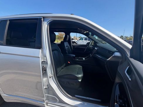 Used 2023 Jeep Grand Cherokee Overland AWD/4WD image 48