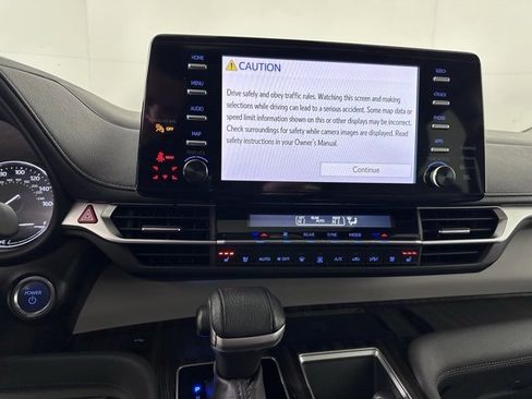 Used 2023 Toyota Sienna Limited image 30
