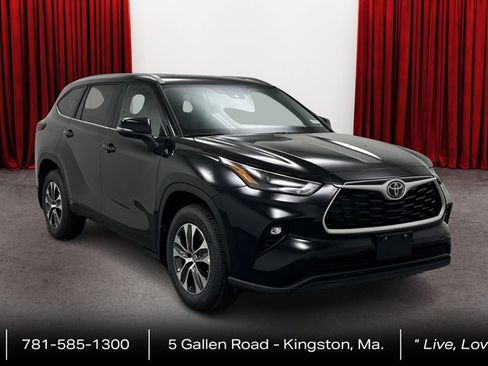 Certified 2024 Toyota Highlander XLE AWD/4WD image 3