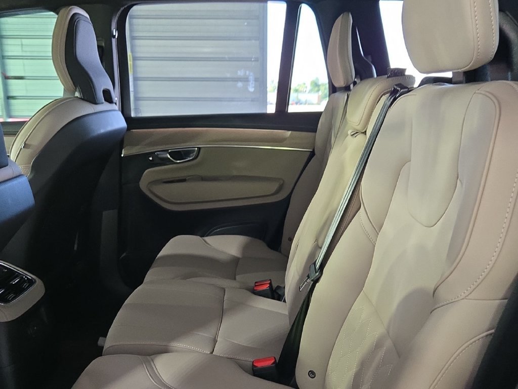 Used 2025 Volvo XC90 T8 Plus w/ Protection Package Premier AWD/4WD image 4