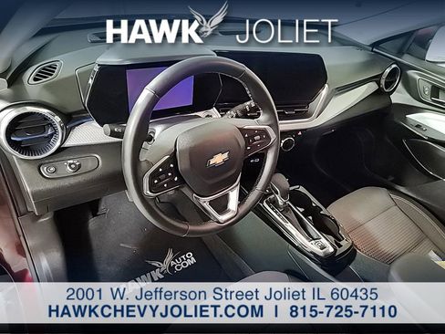 Used 2025 Chevrolet Trax LT w/ LT Convenience Package FWD image 12