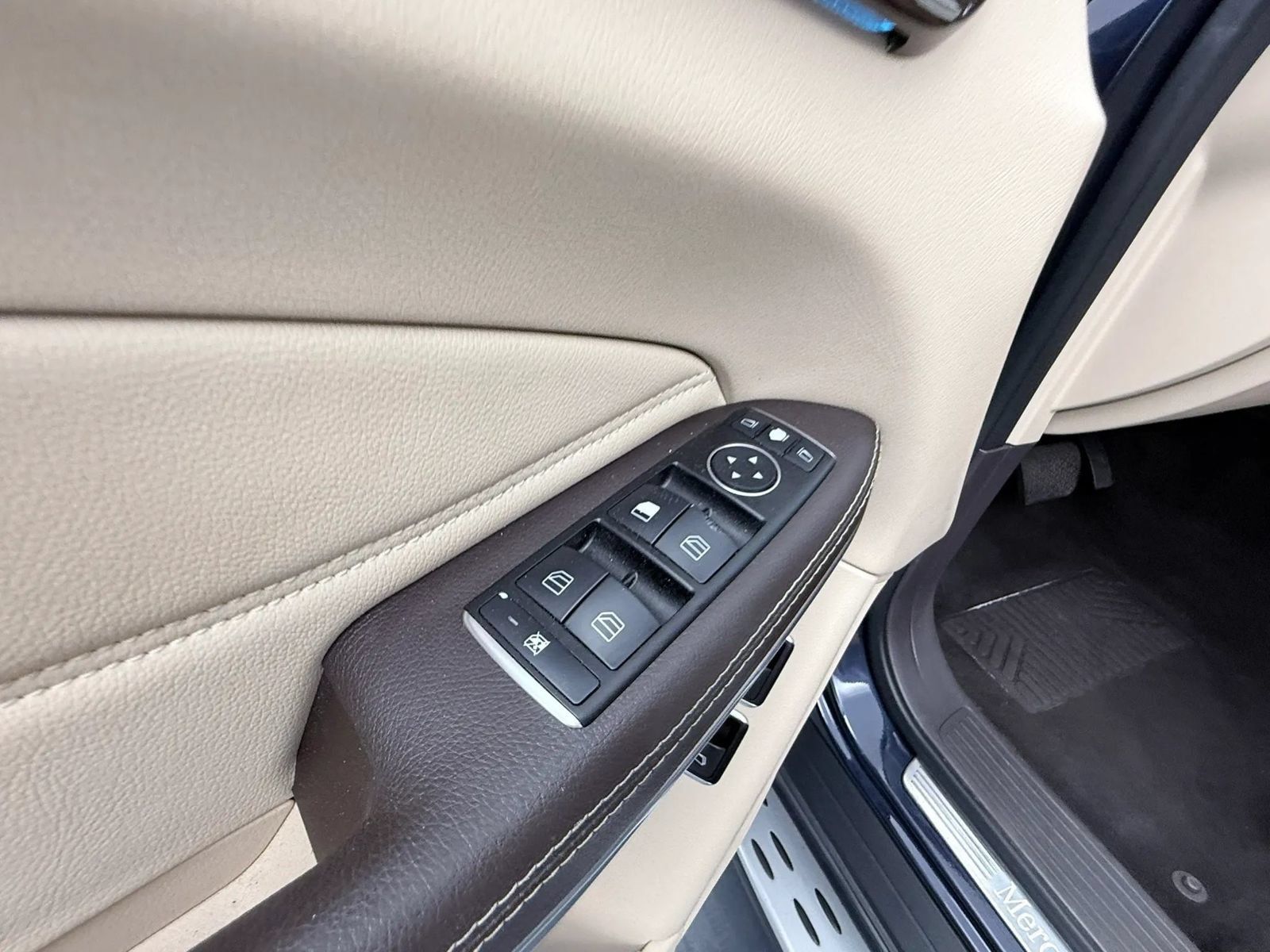 Used 2017 Mercedes-Benz GLS 550 4MATIC w/ Driver Assistance Package image 32