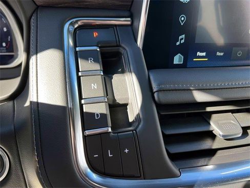 Certified 2024 Chevrolet Suburban LT image 1