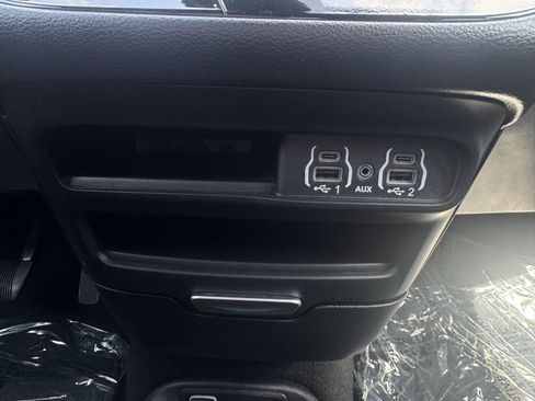 Used 2025 Chrysler Pacifica Select FWD image 23