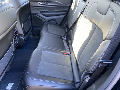 New 2025 Jeep Grand Cherokee Laredo image 7