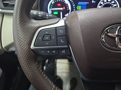 Used 2023 Toyota Sienna Platinum AWD/4WD image 22