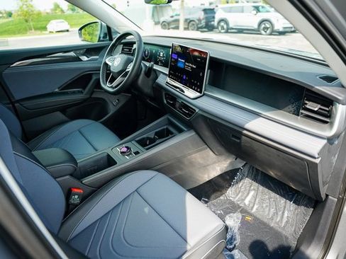 New 2025 Volkswagen Tiguan SE image 32