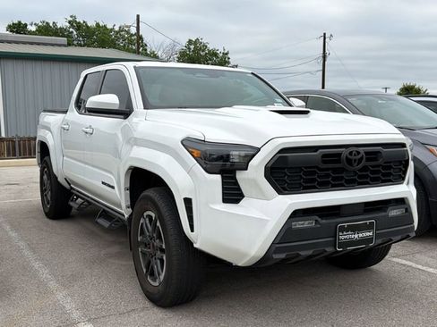 Used 2024 Toyota Tacoma TRD Sport AWD/4WD image 3
