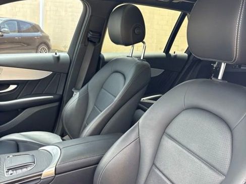 Used 2021 Mercedes-Benz GLC 300 4MATIC image 3