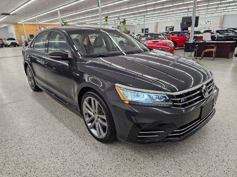 Used 2018 Volkswagen Passat 2.0T R-Line w/ R-Line Lighting Package FWD image 4