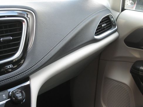 Used 2018 Chrysler Pacifica Limited FWD image 18