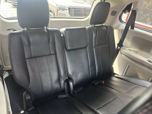 Used 2014 Chrysler Town & Country Touring FWD image 17