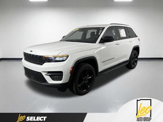 Used 2023 Jeep Grand Cherokee Altitude RWD image 4