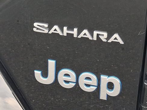 Used 2023 Jeep Wrangler Unlimited Sahara w/ Dual Top Group AWD/4WD image 31