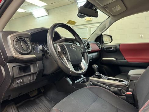 Used 2018 Toyota Tacoma SR5 w/ Four Season Floor Mat Package AWD/4WD image 13