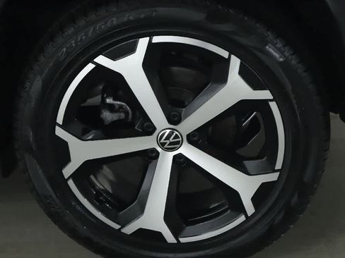 Certified 2025 Volkswagen Tiguan SE image 38