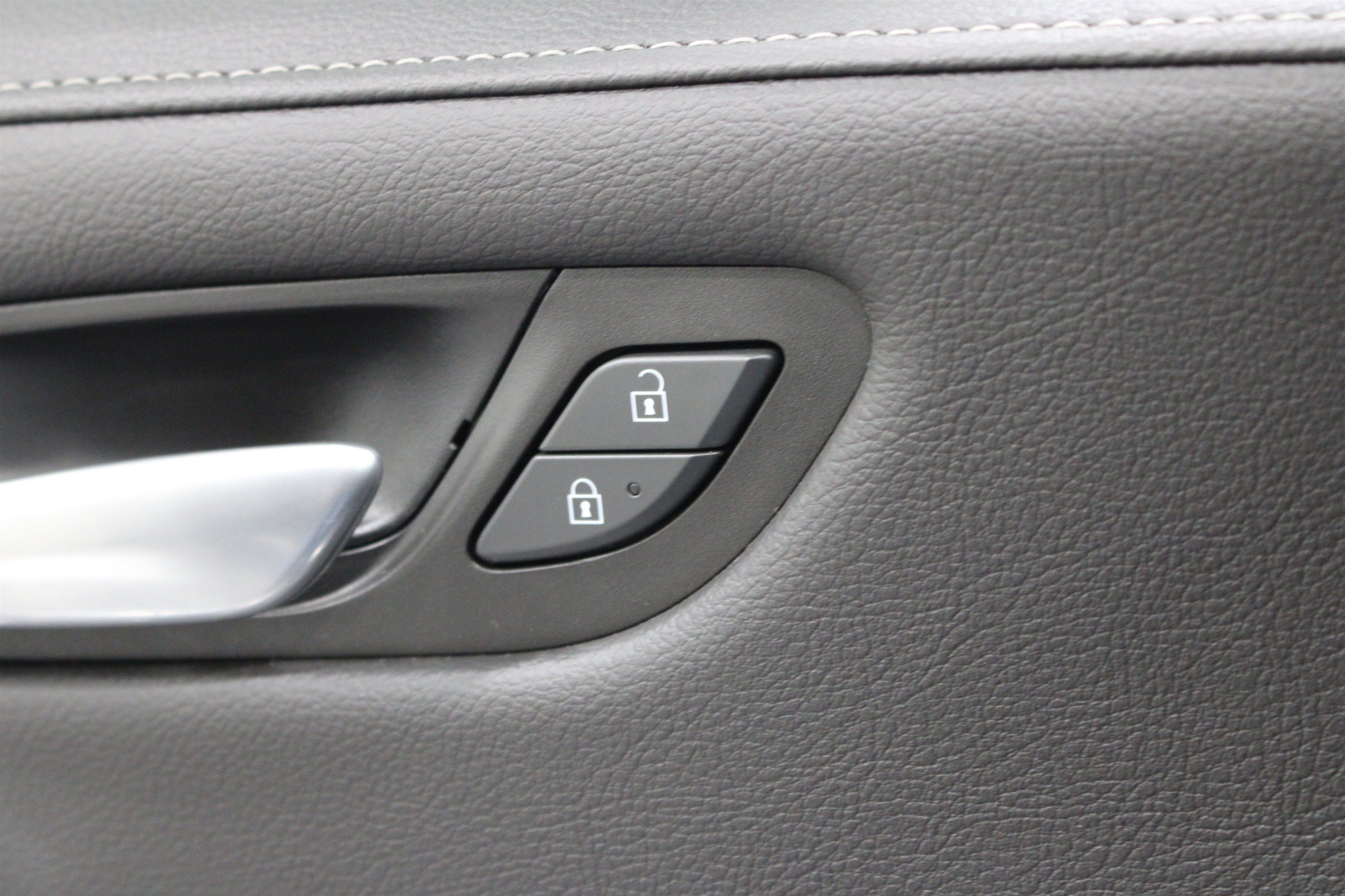 Certified 2024 Cadillac XT4 Luxury w/ Cold Weather Package FWD image 8