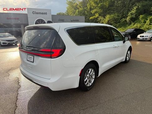 Used 2025 Chrysler Pacifica Select FWD image 8