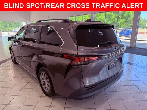 Used 2021 Toyota Sienna LE w/ LE Plus Package FWD image 5