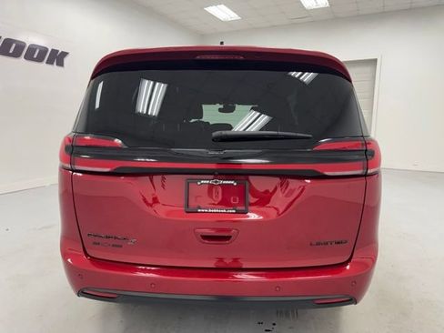Used 2025 Chrysler Pacifica Limited FWD image 6
