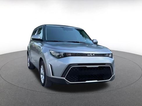 Used 2025 Kia Soul LX w/ LX Technology Package FWD image 2