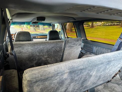 Used 1990 Chevrolet Suburban 2WD image 30