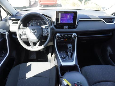 Used 2025 Toyota RAV4 XLE AWD/4WD image 2