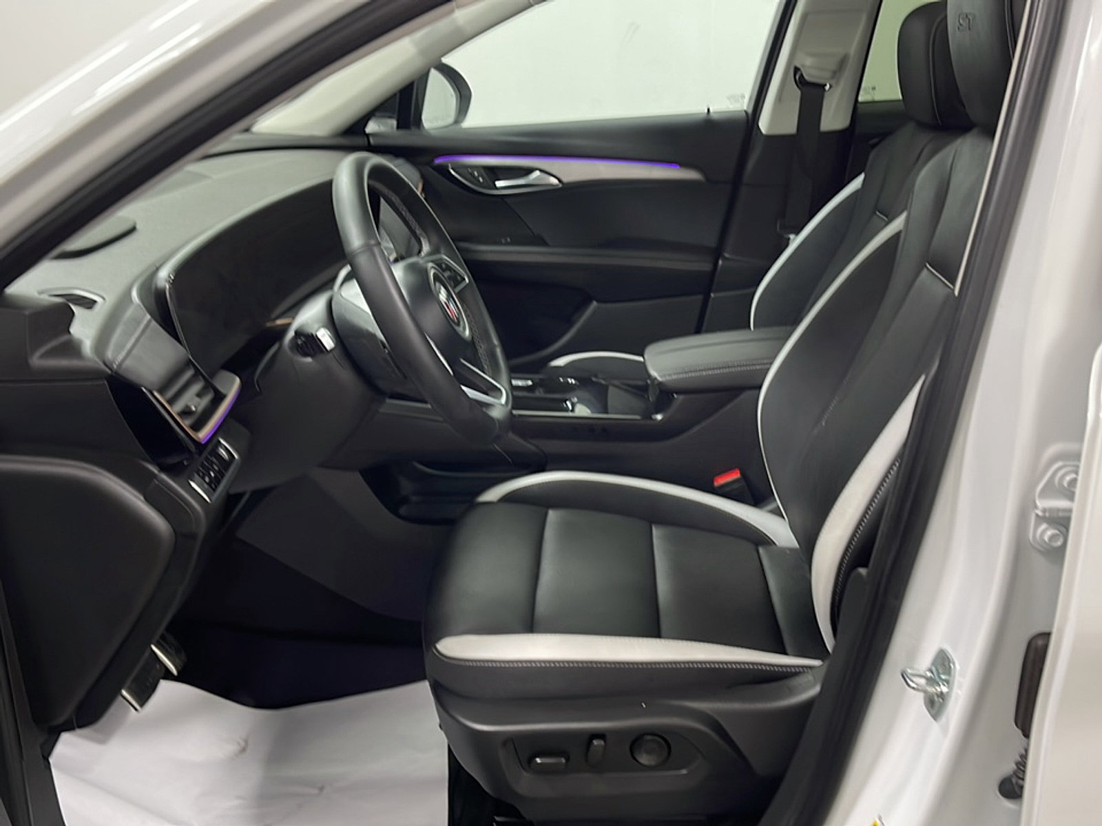 Used 2025 Buick Envision Sport Touring AWD/4WD image 2