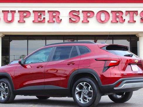 Used 2025 Chevrolet Trax LT FWD image 5