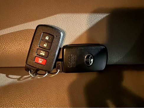 Used 2018 Toyota RAV4 Limited image 24