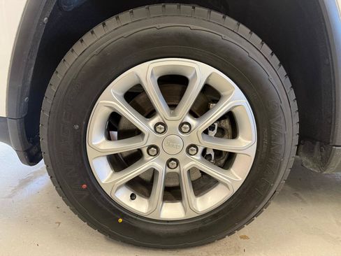 Used 2022 Jeep Grand Cherokee Laredo E AWD/4WD image 18
