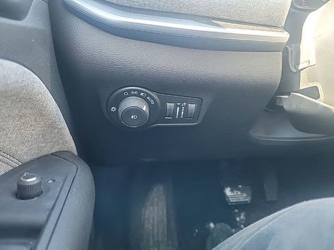 Used 2024 Jeep Compass Latitude image 18