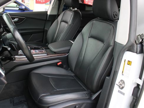 Used 2019 Audi Q8 Premium Plus w/ Premium Plus AWD/4WD image 24