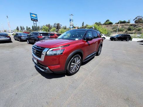 Used 2022 Nissan Pathfinder Platinum FWD image 4