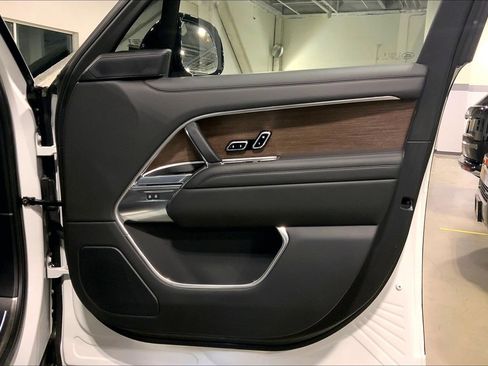 Used 2025 Land Rover Range Rover Long Wheelbase SE image 22