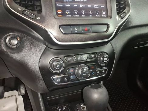 Used 2020 Jeep Cherokee Trailhawk w/ Cold Weather Group AWD/4WD image 22