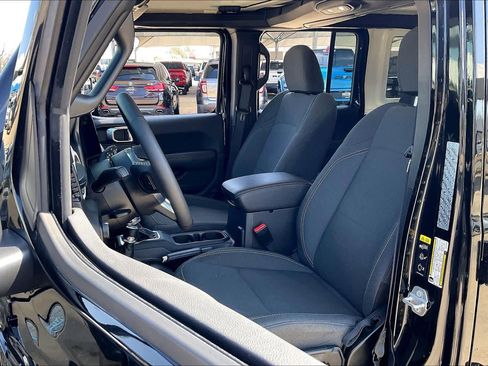 Used 2025 Jeep Wrangler Sahara image 8