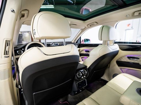 Used 2021 Bentley Bentayga image 57