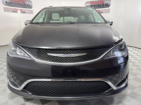 Used 2017 Chrysler Pacifica Limited w/ UConnect Theater Package FWD image 9