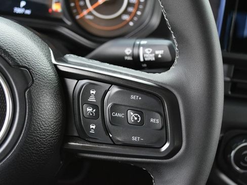 Used 2025 Jeep Gladiator Sport AWD/4WD image 18