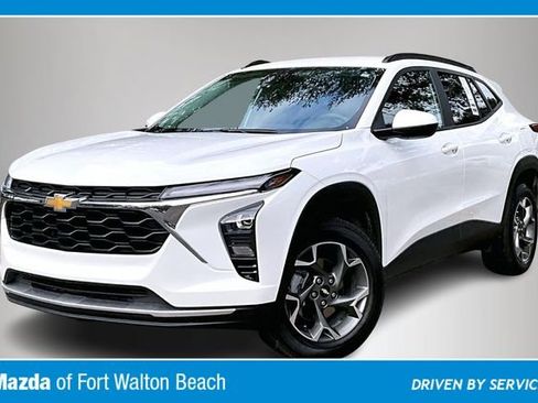 Used 2024 Chevrolet Trax LT image 2