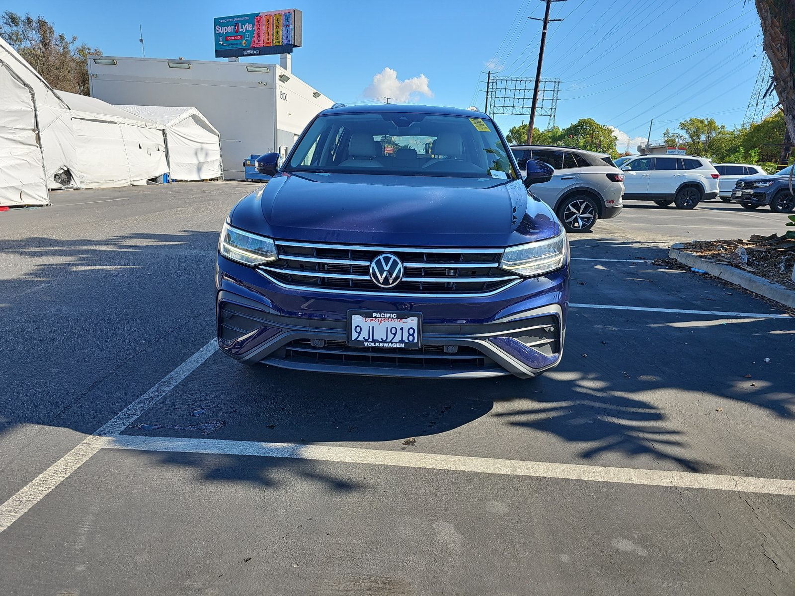 Used 2023 Volkswagen Tiguan SE FWD image 2