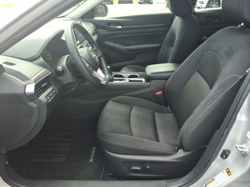Used 2024 Nissan Altima 2.5 SV FWD image 15