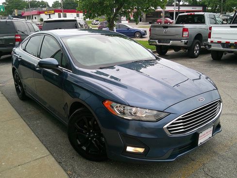 Used 2019 Ford Fusion SE w/ Equipment Group 151A FWD image 4