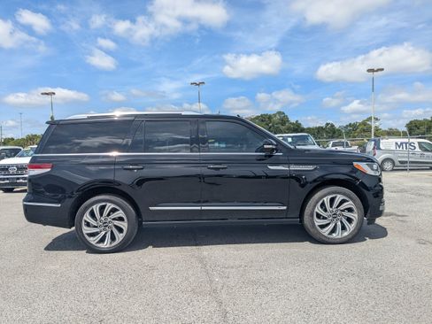 Used 2023 Lincoln Navigator Reserve AWD/4WD image 3