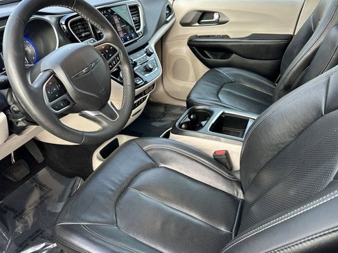 Used 2022 Chrysler Pacifica Touring-L image 10