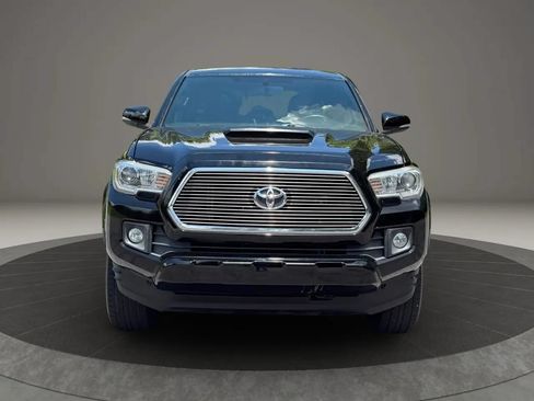 Used 2017 Toyota Tacoma TRD Sport w/ Tow Package RWD image 2