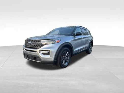 Used 2023 Ford Explorer XLT w/ Equipment Group 202A AWD/4WD image 2